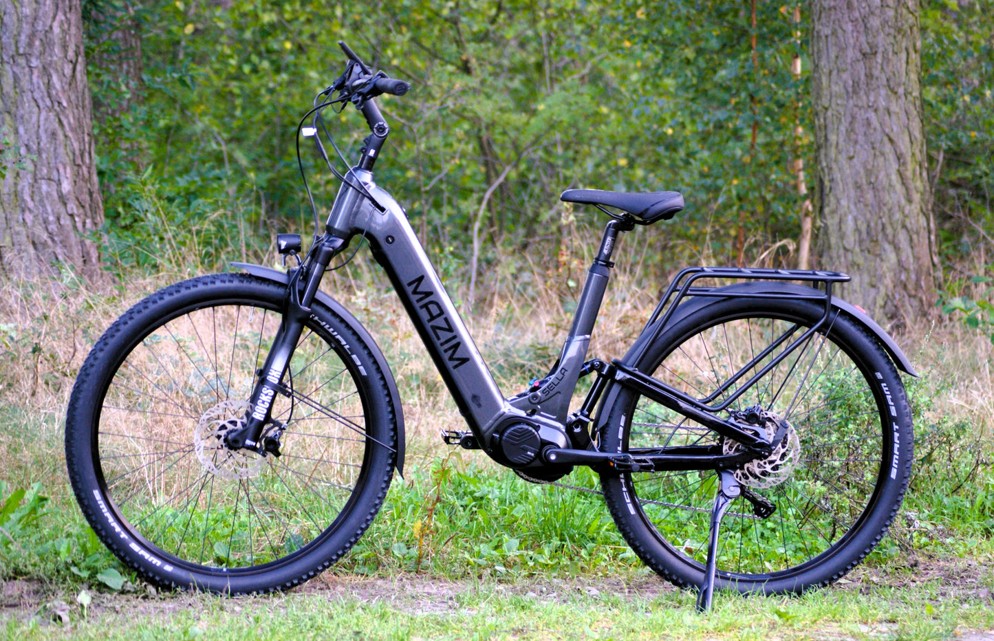 Mazim Sella rower elektryczny premium polskiej produkcji 15999 zł z silnikiem Bafang M410 250W 80Nm, zasięg do 150km, bateria Greenway 17.5Ah, zawieszenie Rock Shox przód i tył, hamulce Magura MT Sport, opony Schwalbe Hurricane 29-calowe - wysokiej jakości e-bike górski do miasta, tras i off-road, polski producent Mazim e-bikes, komfortowa jazda, ekologiczny transport, pełne zawieszenie